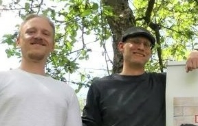 Gruppenfoto mit 4 Personen und einem Plakat