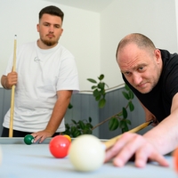 In Bethel Regional Devermannstift_Hagen-Hohenlimburg_ sind zwei Männer konzentriert am Billiard spielen
