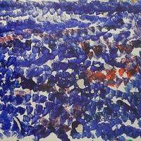 abstrakt gemaltes Bild mit blauen Farbtupfern