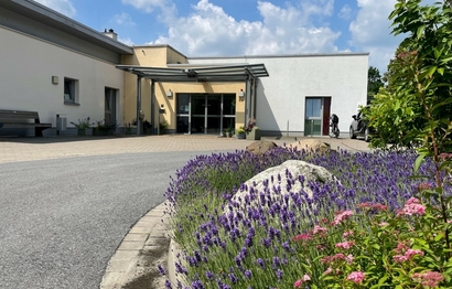 Das Foto zeigt den Eingangsbereich von Haus Karmel, Bethel.regional