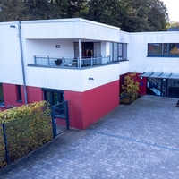 Br_Region OWL_Haus Firchtenbusch_Drohnenaufnahme Gebäude Das Bild zeigt eine Drohnenaufnahme des Hauses Fichtenbusch von Bethel.regional in Rheda-Wiedenbrück.