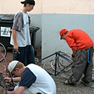 Jugendliche reparieren Fahrräder im Rahmen der Jugendhilfe in Gütersloh von Bethel.regional in der Wohngruppe Esperanza.