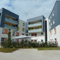 Außenansicht und Spielplatz der Wohngruppe für Begleitete Elternschaft in Bielefeld von Bethel.regional zur Unterstützung von Eltern mit Beeinträchtigungen und psychischen Erkrankungen.