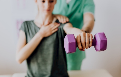 Training mit einer Hantel als physiotherapeutische Maßnahme