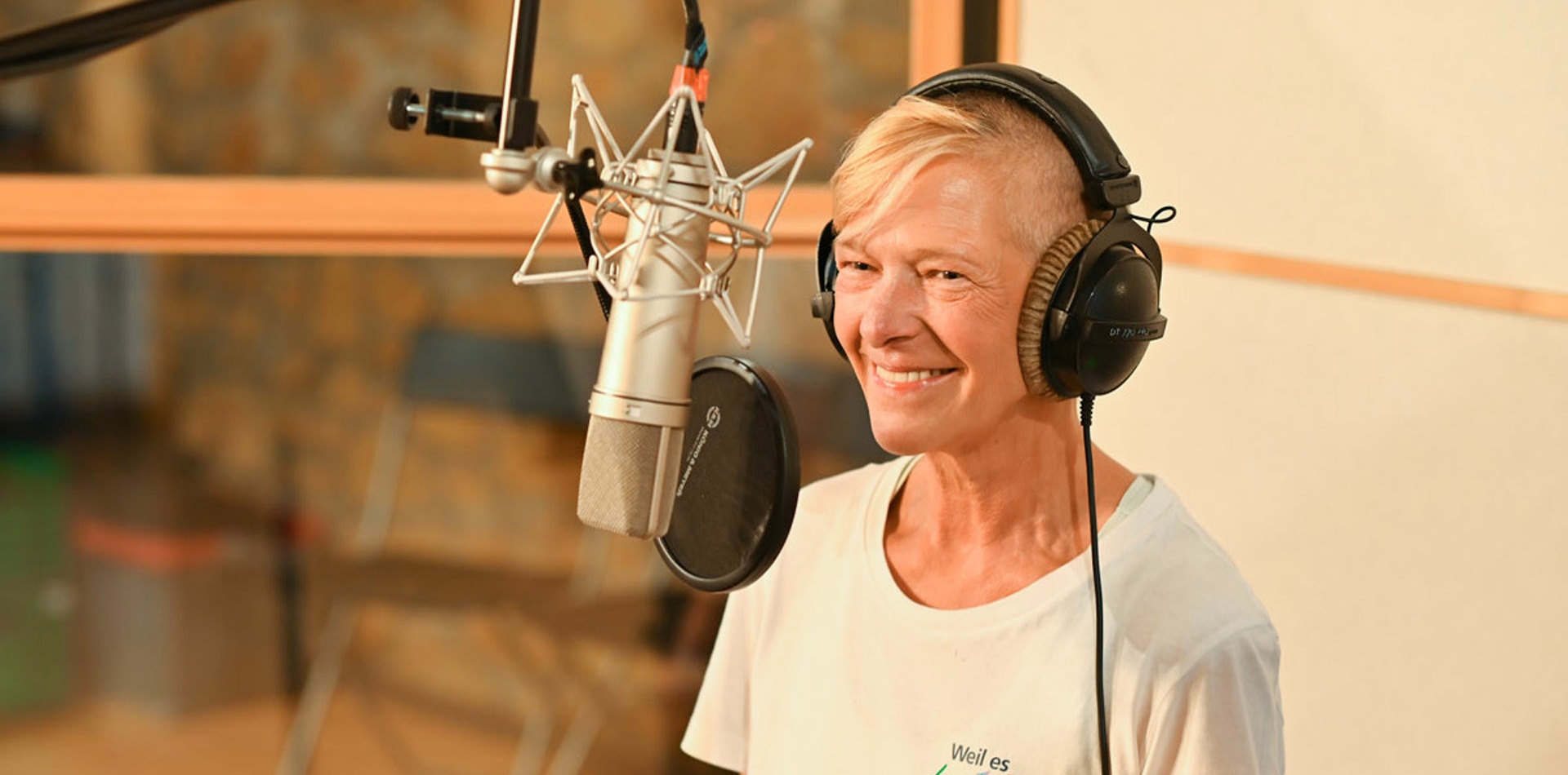 Sägerin im Studio für Bethel.regional Song