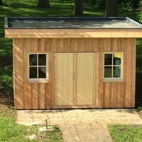 Holzhütte vor Bäumen