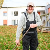 In Bethel Regional Haus Kesselborn ist ein Mann am Gartenarbeit machen