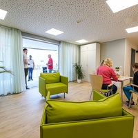 Gemeinschaftsraum vom Haus an der Kirche in Ennepetal von Bethel.regional, in dem Menschen mit seelischen Erkrankungen leben