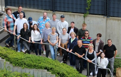 Team Gruppenfoto der Einrichtung auf einer Treppe