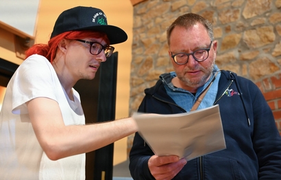 2 Personen bei der Gesangsprobe