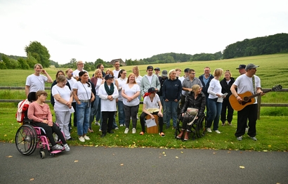 Gruppenfoto auf einer Wiese der Sänger