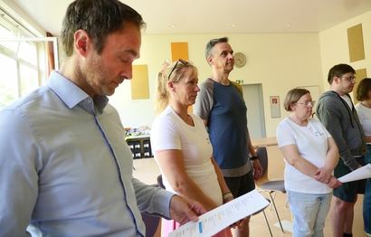 Personen bei der Gesangsprobe