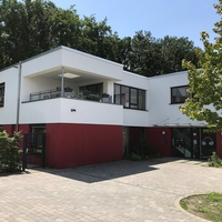 Das Haus Fichtenbusch richtet sich an Kinder Jugendliche und junge Erwachsene und unterstützt ebenfalls Kinder und Jugendliche mit geistigen Behinderungen.