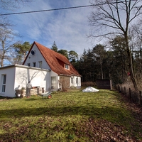 Foto: Außenansicht des Hauses und des Gartens mit Außenterrasse
