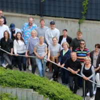 Team Gruppenfoto der Einrichtung auf einer Treppe