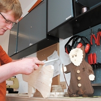 Ein Mann am Handwerken im Haus Westricher Straße in Lütgendortmund von Bethel.regional, ein Angebot für Menschen mit psychischen Erkrankungen