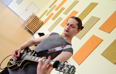 Eine Person an der Gitarre