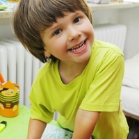 Lächelndes Kind malt ein Bild