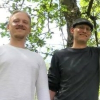 Gruppenfoto mit 4 Personen und einem Plakat