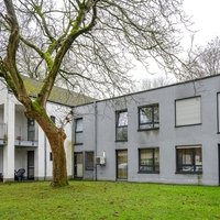 In Bethel Regional Haus Echeloh ist ein Grau Weißes Gebäude zu sehen