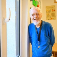 In Bethel Regional Haus Kesselborn steht ein Mann neben einem Fenster und lächelt