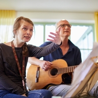 Zwei Personen bei der Musiktherapie.