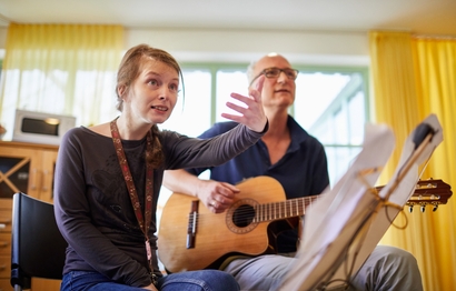 Zwei Personen bei der Musiktherapie.