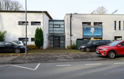 In Bethel Regional Haus Kesselborn ist das Gebäude von der Vorderseite an einer Straße zu sehen