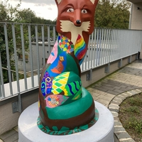 Eine Fuchsskulptur an dem Haus an der Kirche