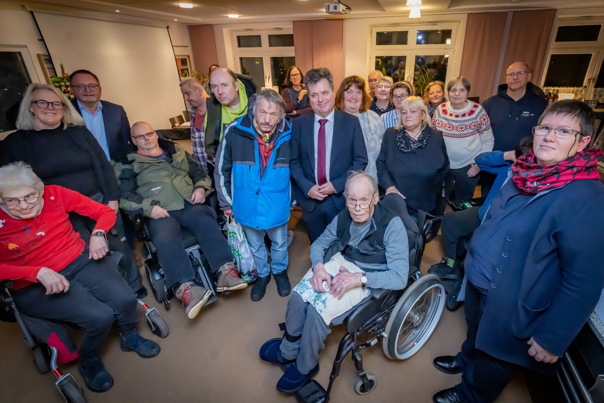 Mitglieder des Politischen Stammtisches von Bethel.regional mit dem Beauftragten der Bundesregierung für die Belange von Menschen mit Behinderungen Jürgen Dusel