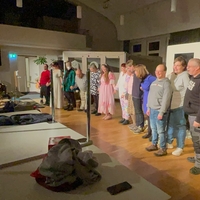 Menschen bei einer Theaterprobe im Begegnungszentrum Brackwede