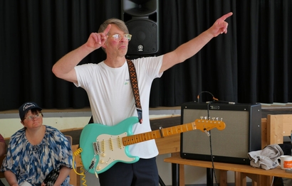 Eine Person an der Gitarre