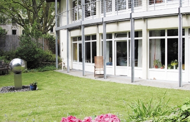 Garten des Hospizes am Ostpark in Dortmund von Bethel.regional, wo schwerkranke Menschen in der Zeit vor ihrem Tod begleitet werden.