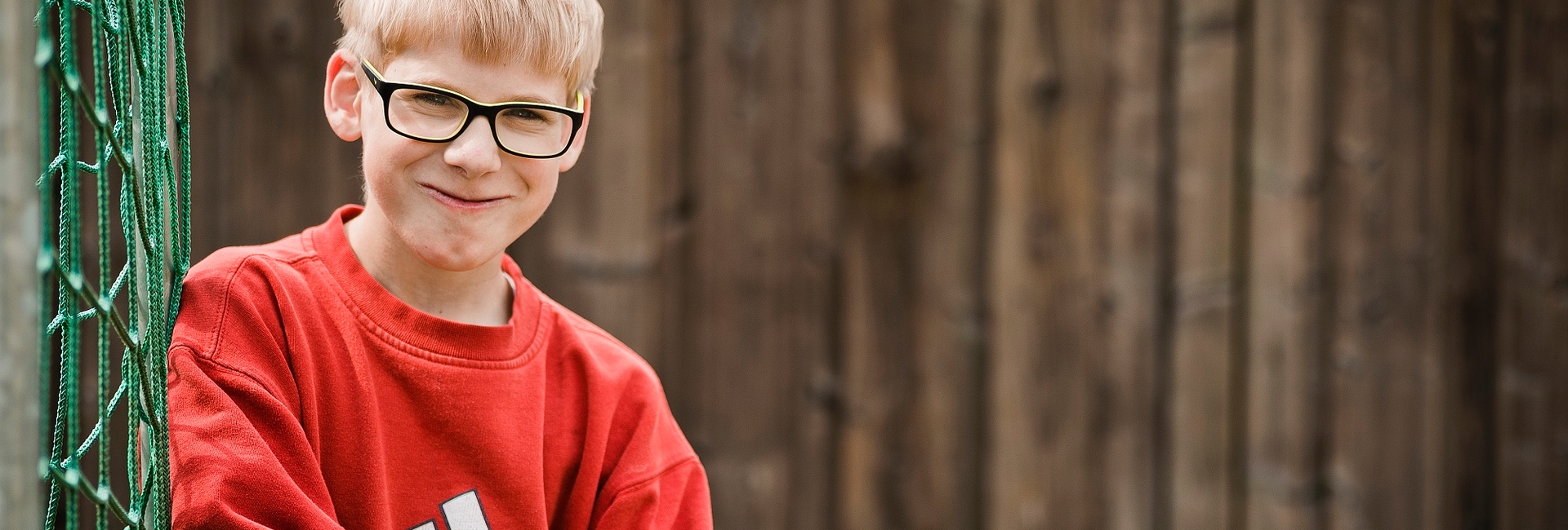 Junge mit Brille lächelt