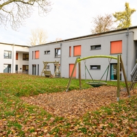 In Bethel Regional Haus Kesselborn ist ein Gebäude und eine Rasenfläche von der Hintenseite zu sehen