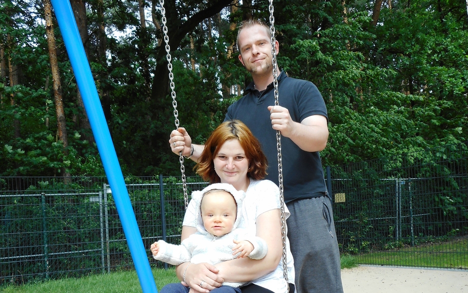 Begleitete Elternschaft: Eine Familie auf der Schaukel