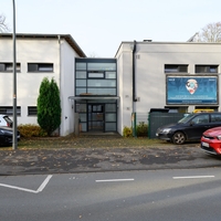 In Bethel Regional Haus Kesselborn ist das Gebäude von der Vorderseite an einer Straße zu sehen
