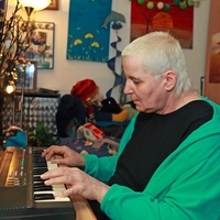 Eine Frau spielt Klavier im Haus Neustraße in Gevelsberg von Bethel.regional, wo Menschen mit Behinderungen oder psychischen Erkrankungen leben und unterstützt werden.