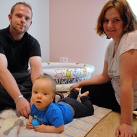 Familie im Spielraum der Wohngruppe für Begleitete Elternschaft in Bielefeld von Bethel.regional zur Unterstützung von Eltern mit Beeinträchtigungen und psychischen Erkrankungen.