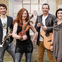 Ein Gruppenfoto von Musikern.