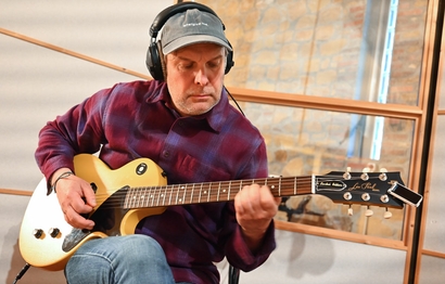 Eine Person im Studio an der Gitarre