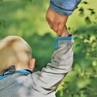 Bethel - Region Ostwestfalen - Fachdienst Pflegekinder - Rückenansicht von einem Kleinkind