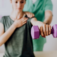 Training mit einer Hantel als physiotherapeutische Maßnahme