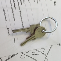 Mietvertrag und Schlüssel im Ambulant Betreuten Wohnen Hagen von Bethel.regional für Menschen mit geistigen und psychischen Behinderungen und hohem Unterstützungsbedarf.