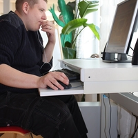 Mann in der Tagesgestaltung in Paderborn absolviert ein Computertraining.