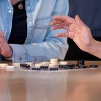 Zwei Personen im Haus ABW Cosfeld in Dülmen spielen Dame