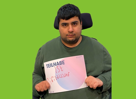 Mann mit Schild in der Hand Teilhabe ist Digitalisierung.