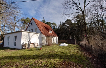 Foto: Außenansicht des Hauses und des Gartens mit Außenterrasse