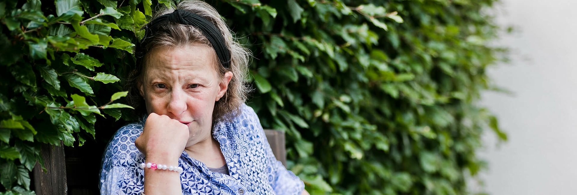 Dame schaut nachdenklich