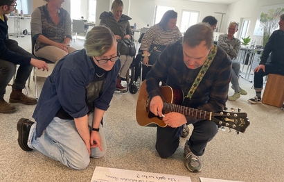 2 Personen lesen den Songtext